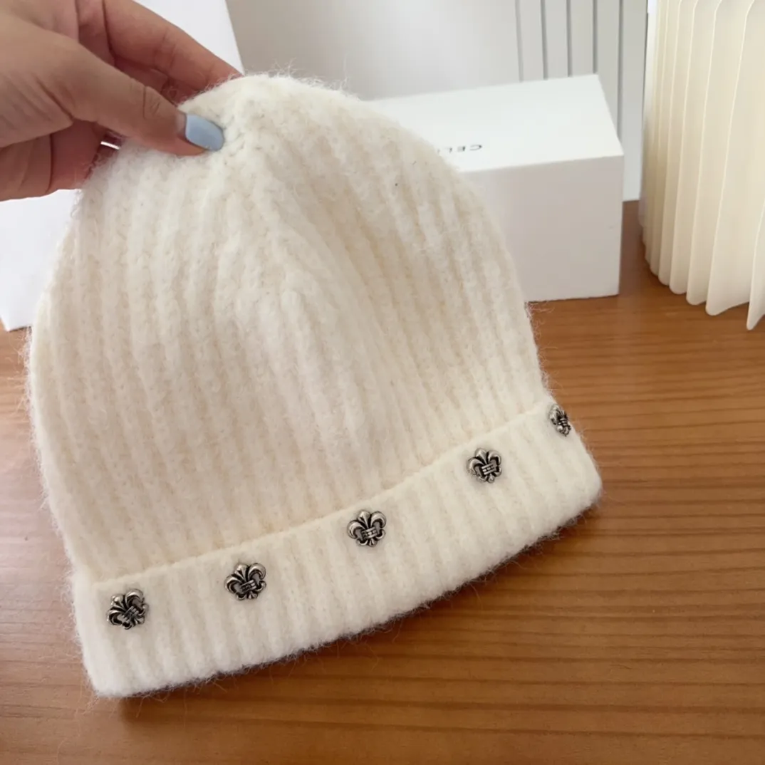 💰56 Crow Heart Autumn and Winter Wool Knitted Beanie This must be a favorite of minimalism. It is clean, neat, fashionable and versatile, and will definitely not be picky about your face shape! A fashionable classic that lasts forever! Fashionable black and white can be purchased together!